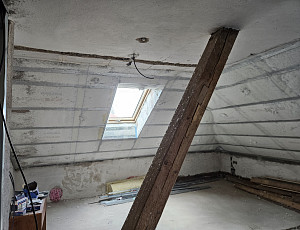 Zateplení stropu a půdní vestavby bytu pomocí foukané izolace